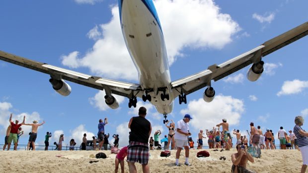 Snímek z ostrova Sv. Martin, kde letadla vzlétají a přistávají přímo nad pláží.