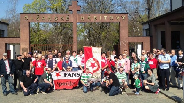 Fanoušci Slavie a Celticu ucitli památku Johna Maddena