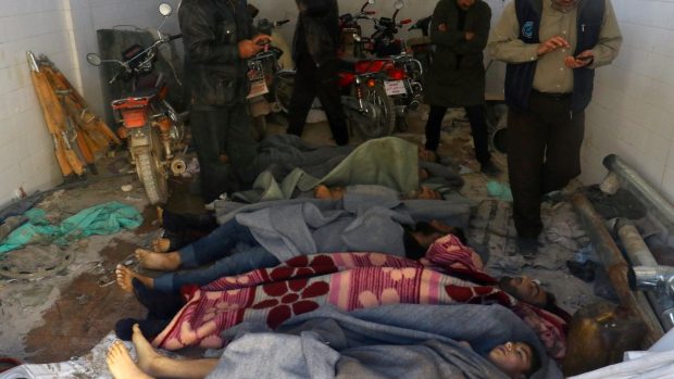 Letecký útok v syrské provincii Idlib si vyžádal nejméně 100 obětí včetně 20 dětí.