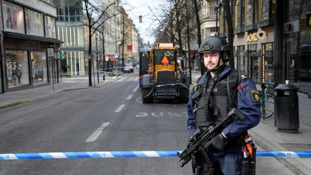 Policie hlídá centrum Stockholmu nedaleko místa útoku