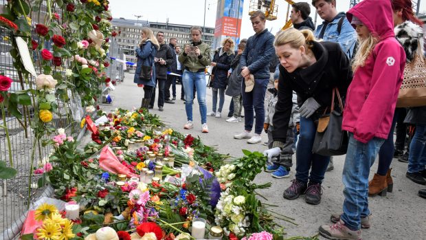 Lidé nosí na místo útoku květiny, vzkazy a svíčky