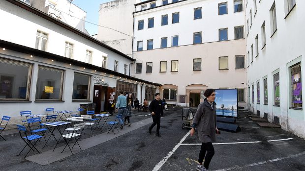 Filozofická fakulta Univerzity Karlovy otevřela multifunkční kampus v Hybernské ulicii, kavárna v přízemíí