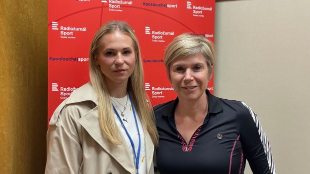 Tyčkařka Amálie Švábíková s moderátorkou Kateřinou Neumannovou
