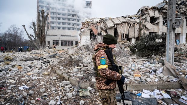 Následky raketového útoku na Charkov na Ukrajině