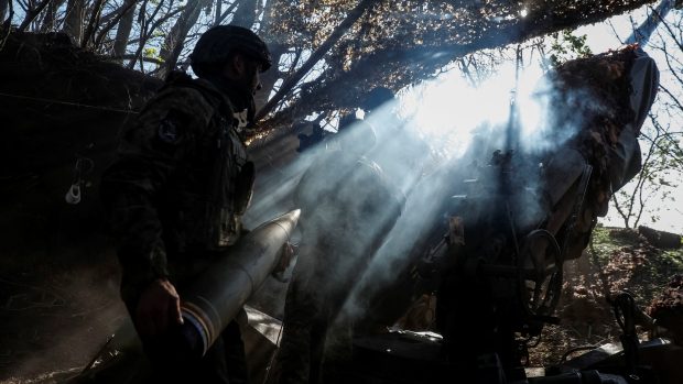 Ukrajinští vojáci střílejí z houfnice na ruské jednotky v Doněcké oblasti