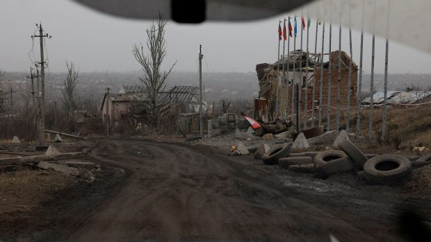 Pohled z auta na budovy zničené během rusko-ukrajinského konfliktu ve městě Avdijivka v Doněcké oblasti na Ukrajině (foto z 16. března 2024)