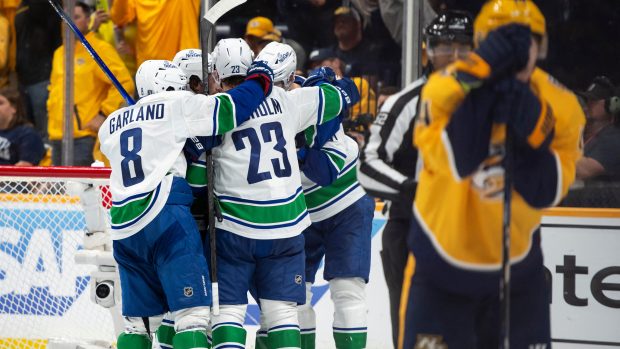Hokejisté Vancouveru s Filipem Hronkem v sestavě zvítězili na ledě Nashvillu gólem z 59. minuty 1:0, sérii vyhráli 4:2 a postoupili do druhého kola play-off NHL