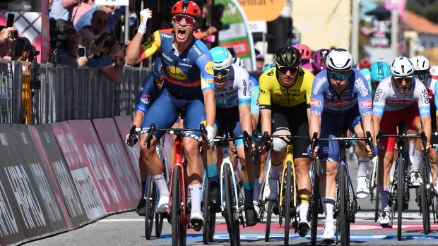 Čtvrtou etapu Gira d&#039;Italia vyhrál po hromadném spurtu italský cyklista Jonathan Milan
