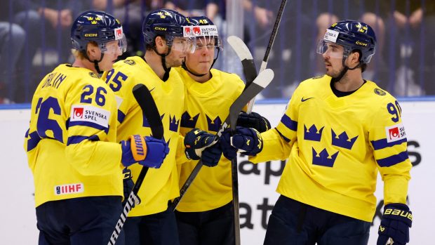 Švédští hokejisté slaví gól