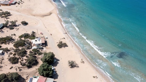 Pláž s domky na ostrově Gavdos