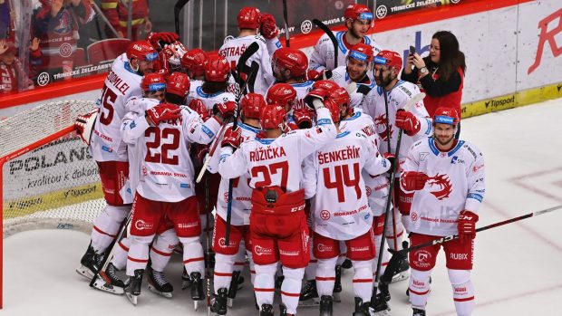 Třinečtí hokejisté udolali v rozhodujícím sedmém čtvrtfinálovém utkání České Budějovice 2:0