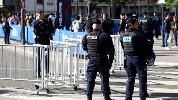 Na pondělní hrozbu reagovaly úřady ve Francii, Velké Británii i Španělsku posílením bezpečnosti v okolí stadionů