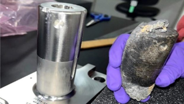Tmavý kovový předmět o rozměrech malé plechovky, který minulý měsíc proletěl střechou obytného domu na jihu amerického státu Florida, byl kus odpadu vypuštěného z Mezinárodní vesmírné stanice