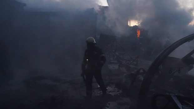 Hasiči hasí požár způsobený ruským ostřelováním v Charkově