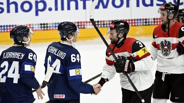 Rakušan Peter Schneider si podává ruku s Finem Mikaelem Granlundem po utkání základní skupiny na MS v hokeji 2024