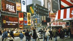 Po newyorském Times Square se stále valí davy chodců