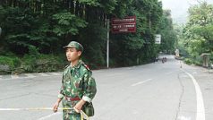 Čínský voják rozhoduje o dopravě po zemětřesení