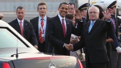 Americký prezident Barack Obama krátce po příletu s Václavem Klausem