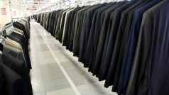 Dlouhé řady obleků v největší podnikové prodejně.