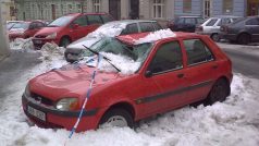 sníh spadlý ze střechy poškodil automobil