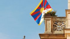 Tibetská vlajka vlaje z pardubické radnice