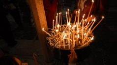 V kostele hoří stovky svíček
