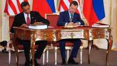 Prezidenti Barack Obama a Dmitrij Medveděv podepisují novou odzbrojovací smlouvu START.