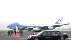 Americký prezident přijíždí na letiště k přistavenému speciálu Air Force One.