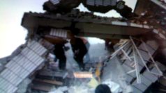Záchranáři prohledávají trosky budov po zemětřesení v oblasti Jü-šu