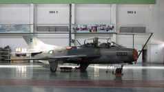 Montáž avioniky do stíhačky Shenyang F-6