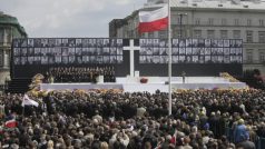 Smuteční pódium na náměstí Jozefa Pilsudského ve Varšavě 