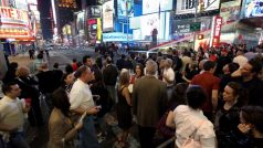 Evakuované náměstí Times Square - davy zvědavců