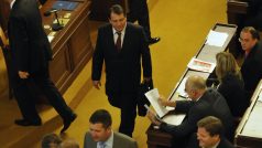 Ex-předseda ČSSD Jiří Paroubek přichází na zasedání nově zvolených poslanců