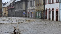 V Chrastavě na Liberecku se voda valí ulicemi