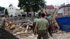 armáda pomáhá při odstraňování povodňových škod