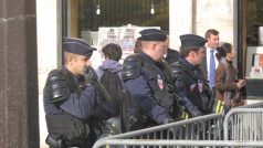 Demonstrace studentů před francouzským Senátem