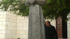 Soca blahoslaveného chorvatského biskupa, za níž stojí místní kněz Mario