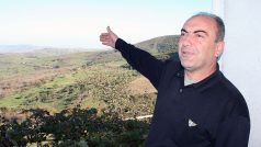 Rashid Babajan ukazuje výhled ze svého domku