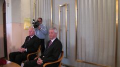 V Institutu Nobelova výboru. Předseda výboru Thorbjørn Jagland (vpravo).