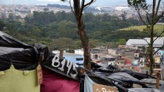 Brazilské Sao Paulo těsně před fotbalovým šampionátem: Obyvatelé a budoucí obyvatelé stanového městečka mají fotbalový chrám, který zvedl ceny nemovitostí v okolí, na dohled