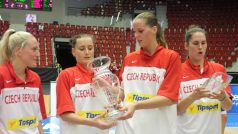 (Zprava) Romana Hejdová, Alena HAnušová, Lenka Bartáková a Kateřina Sedláková si prohlíží trofeje pro vítěze