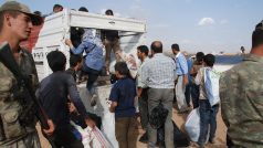 Syřané kvůli bojům kurdských milic se členy Islámského státu prchají do Turecka