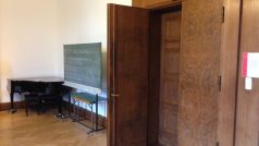 Dvojité dveře v místnosti, kde úřadoval Adolf Hitler a kde byla podepsána mnichovská dohoda
