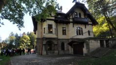 Hückelova vila v Novém Jičíně prošla rozsáhlou rekonstrukcí. Dělníci během ní náhodou objevili historický výtah i posuvné dveře z dob první republiky