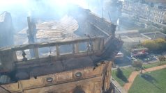 Požár zničil starý opuštěný hotel na Mírovém náměstí v Mariánských Lázních