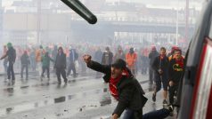 Protestující házeli po policistech dlažební kostky a pyrotechniku