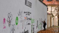 Na přebílenou Lennonovu zeď začali kolemjdoucí okamžitě psát nové vzkazy