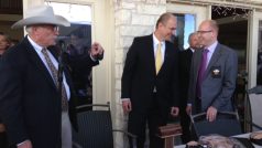 Premiér Bohuslav Sobotka během slavnostního zahájení stavby nové sokolovny v texaském Westu