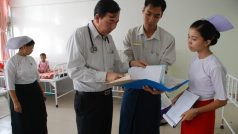 Lékaři a zdravotníci dětské kardiochirurgie v nemocnici v barmském Yangunu