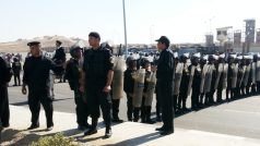 Pořádková policie odděluje znesvářené tábory podporovatelů a odpůrců bývalého prezidenta Husního Mubáraka.